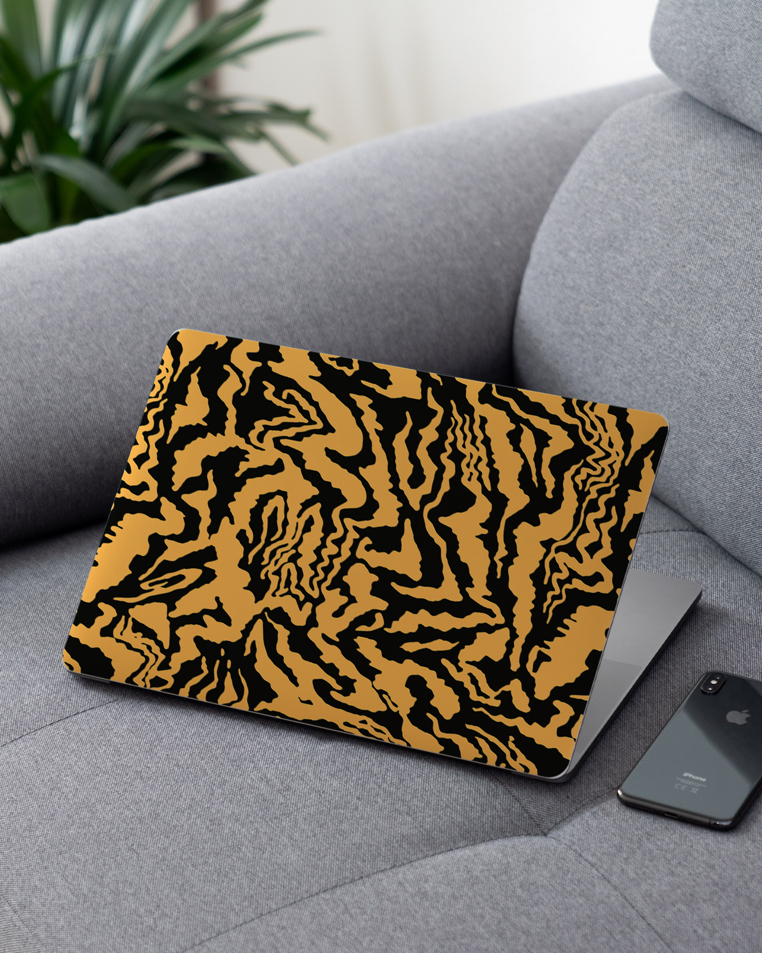 Warped Tiger Stripes Laptop Aufkleber für 13 Zoll Apple MacBooks auf dem Sofa