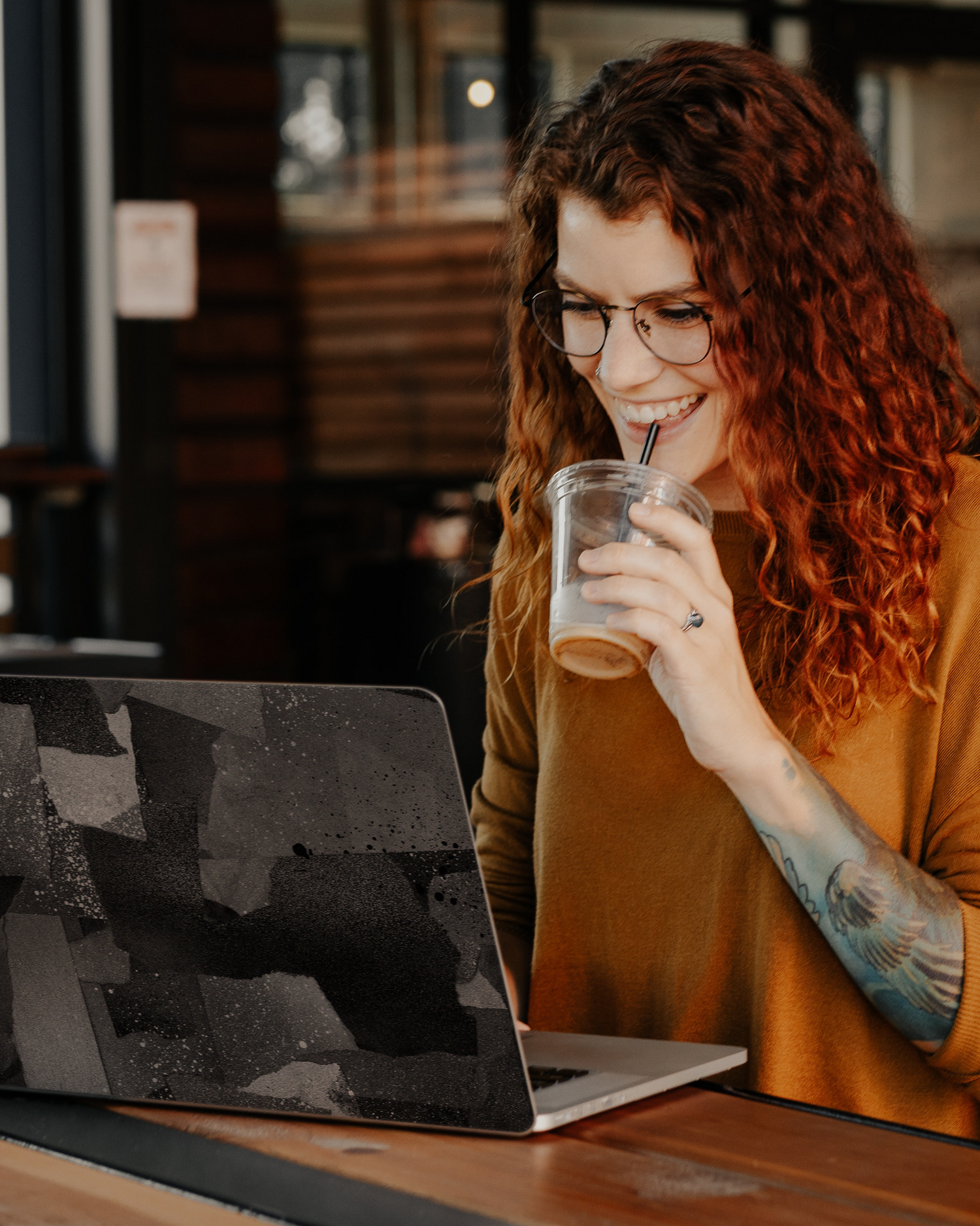 Torn Paper Collage Laptop Aufkleber für 13 Zoll Apple MacBooks im Café
