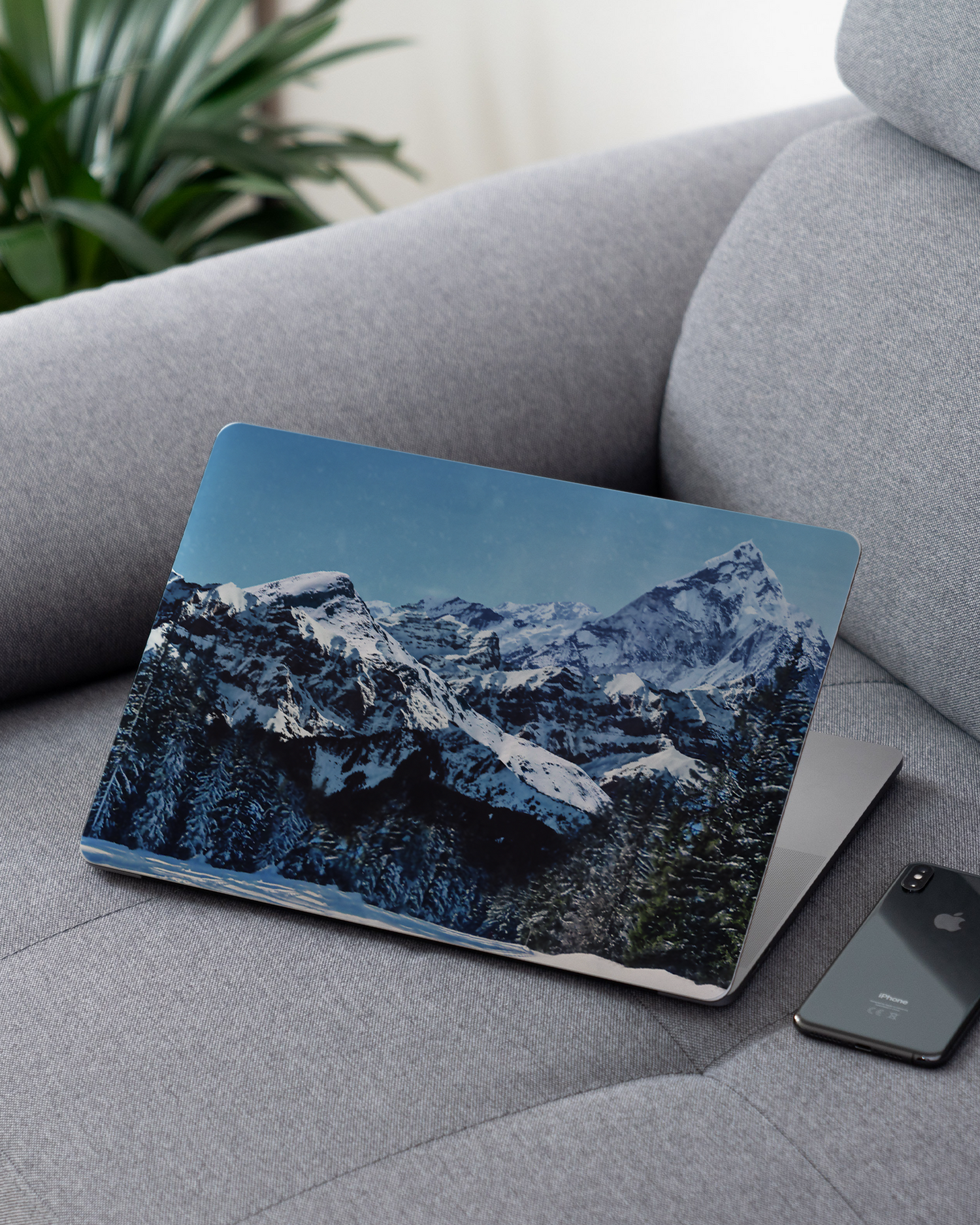 Winter Landscape Laptop Aufkleber für 13 Zoll Apple MacBooks auf dem Sofa