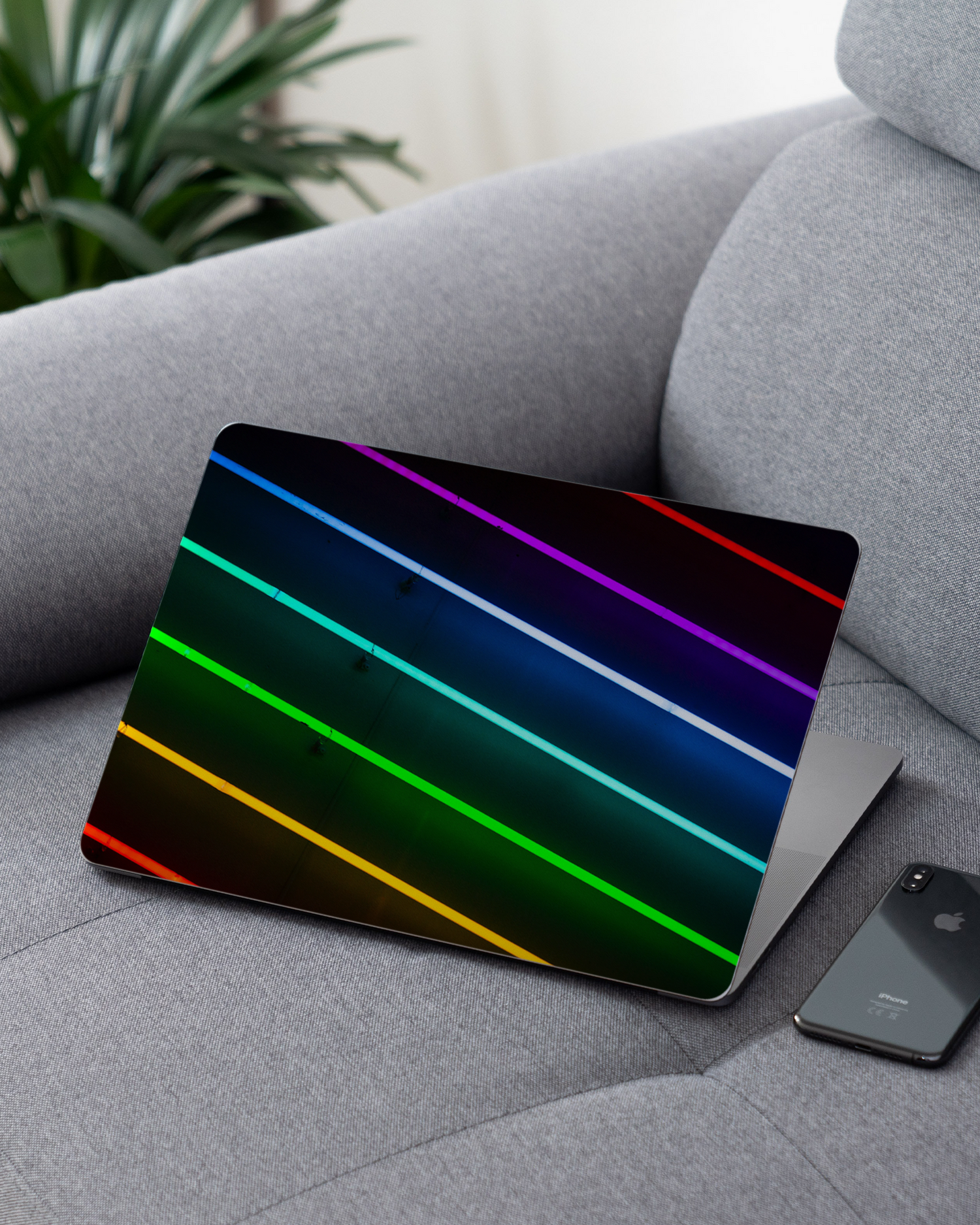 LGBTQ Laptop Aufkleber für 13 Zoll Apple MacBooks auf dem Sofa