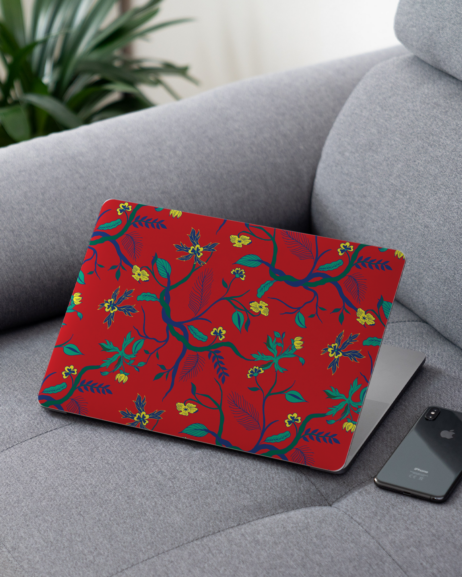 Ultra Red Floral Laptop Aufkleber für 13 Zoll Apple MacBooks auf dem Sofa