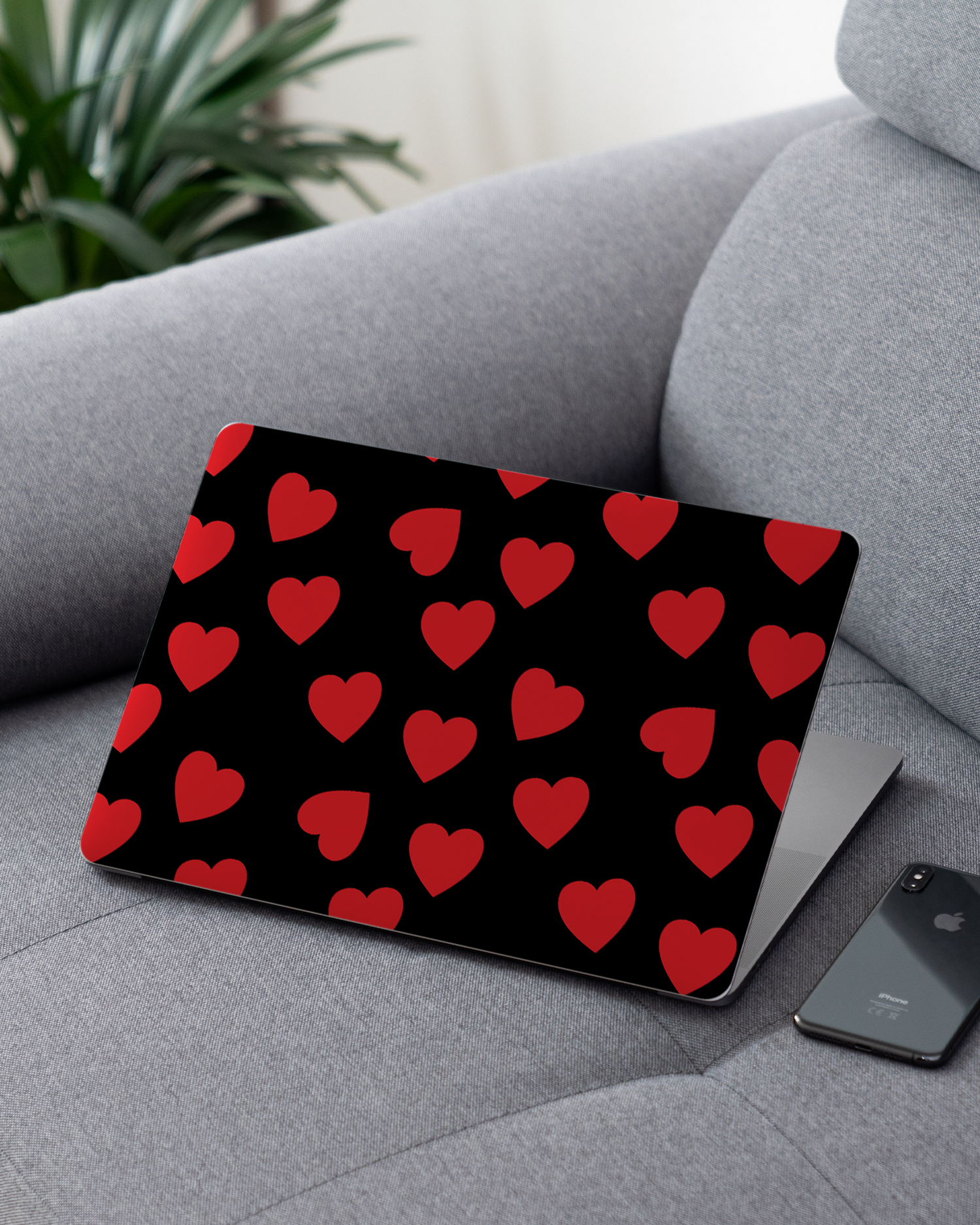 Repeating Hearts Laptop Aufkleber für 13 Zoll Apple MacBooks auf dem Sofa