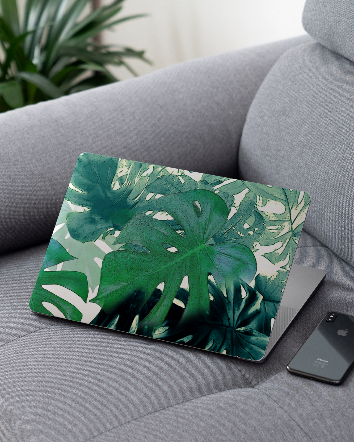 Saturated Plants Laptop Aufkleber für 13 Zoll Apple MacBooks auf dem Sofa