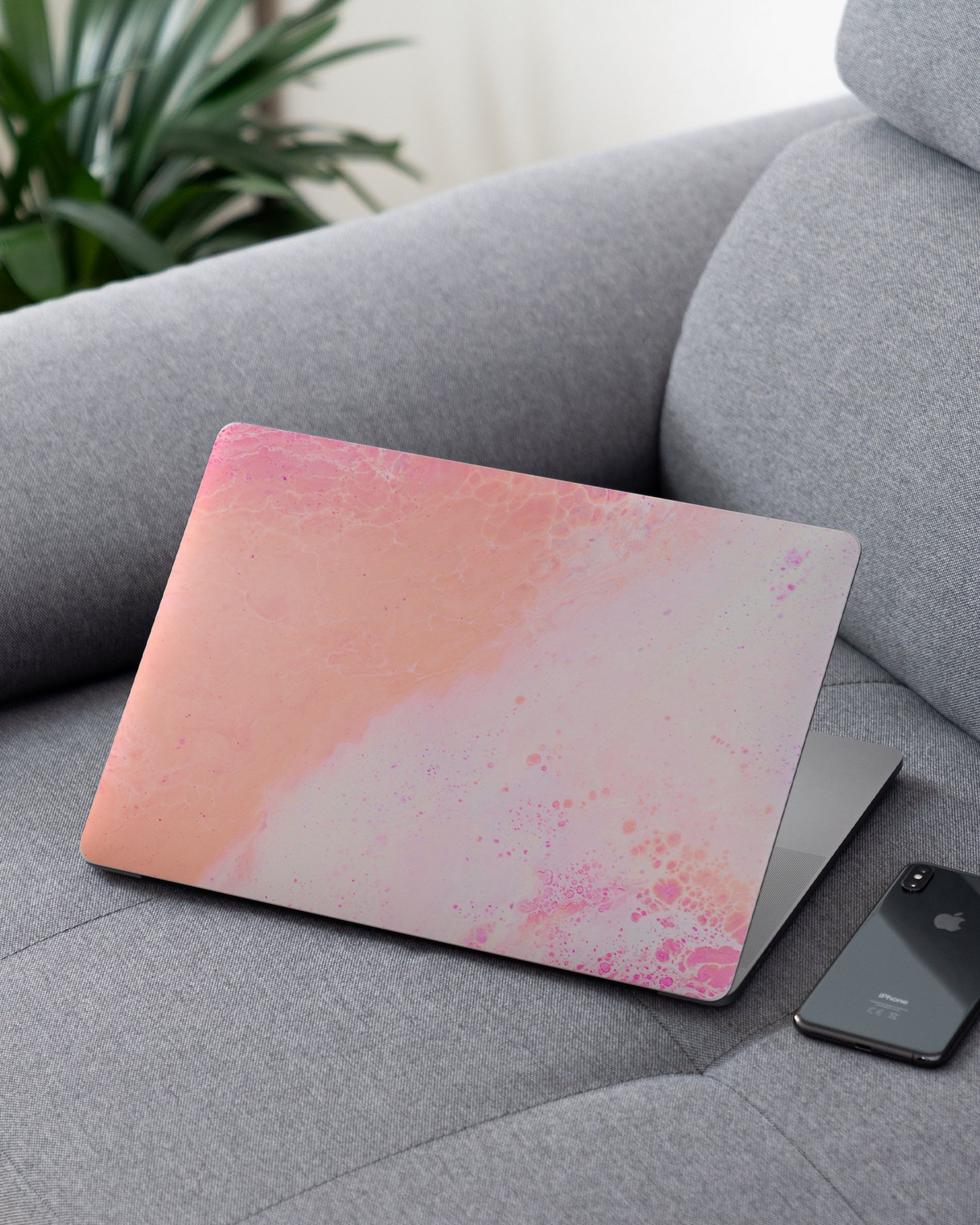 Peaches & Cream Marble Laptop Aufkleber für 13 Zoll Apple MacBooks auf dem Sofa
