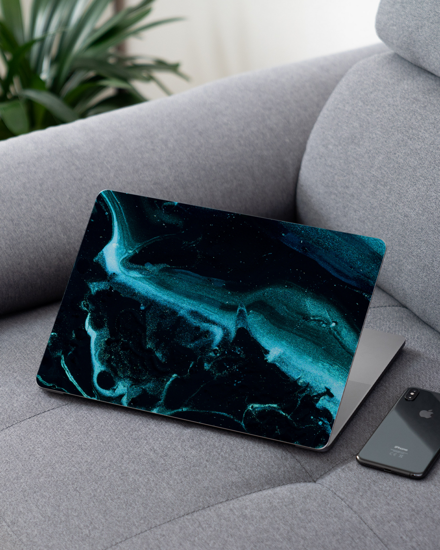 Deep Turquoise Sparkle Laptop Aufkleber für 13 Zoll Apple MacBooks auf dem Sofa