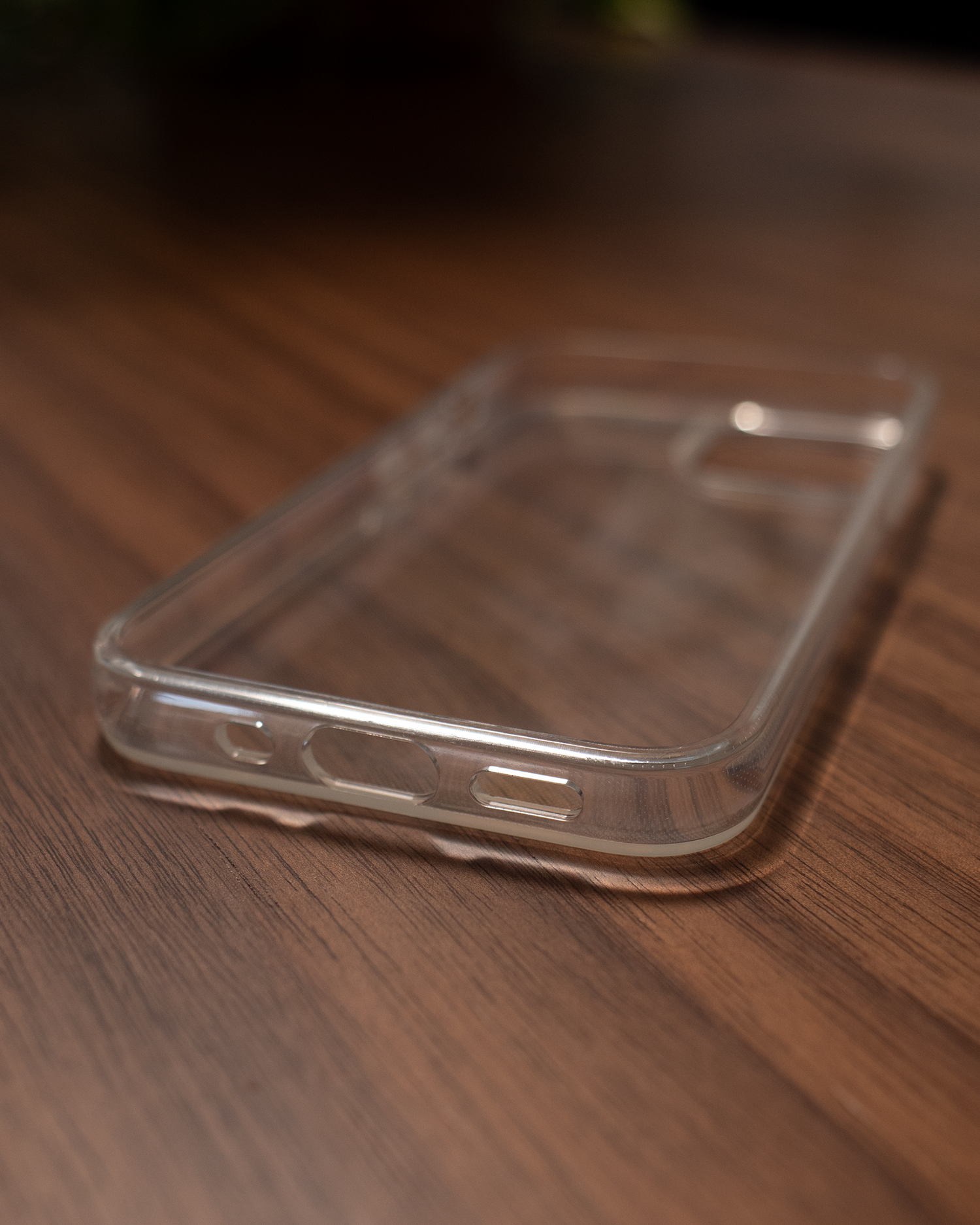 Silikon Handyhülle Apple iPhone 13 mini auf dem Tisch